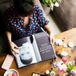 mujer leyendo revista