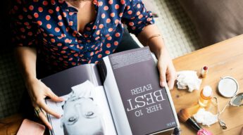 mujer leyendo revista