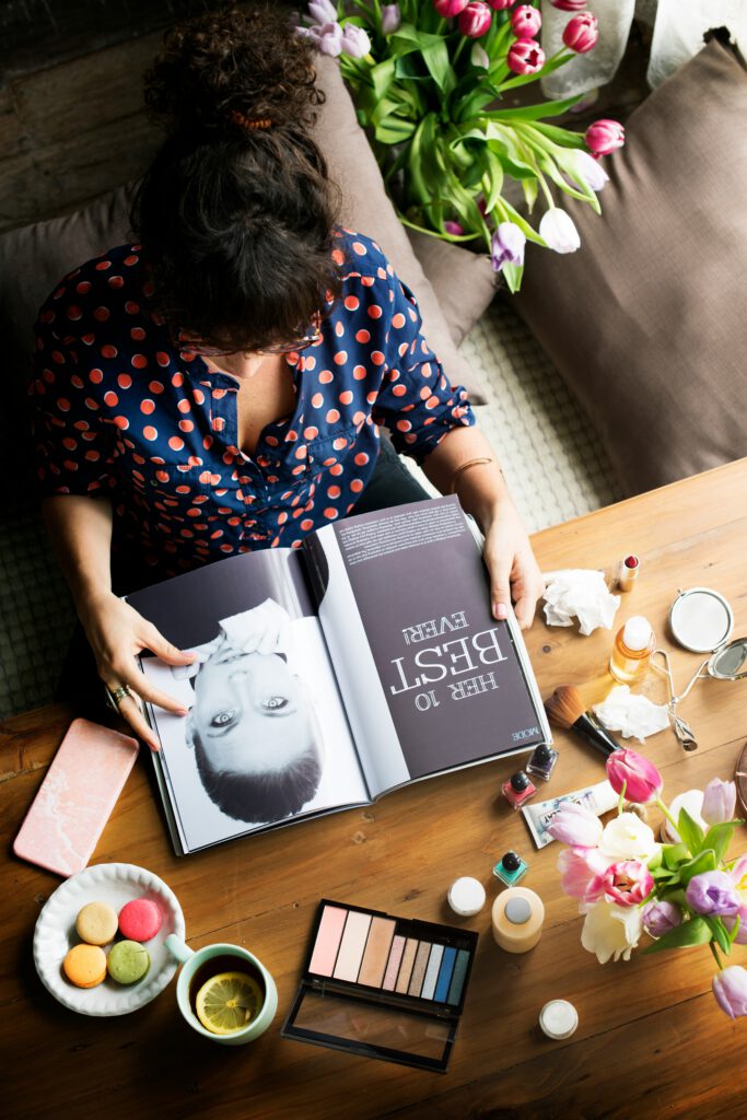 mujer leyendo revista