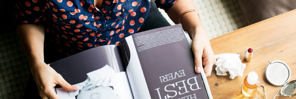 mujer leyendo revista