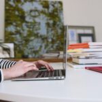 Redactando una nota de prensa en un ordenador