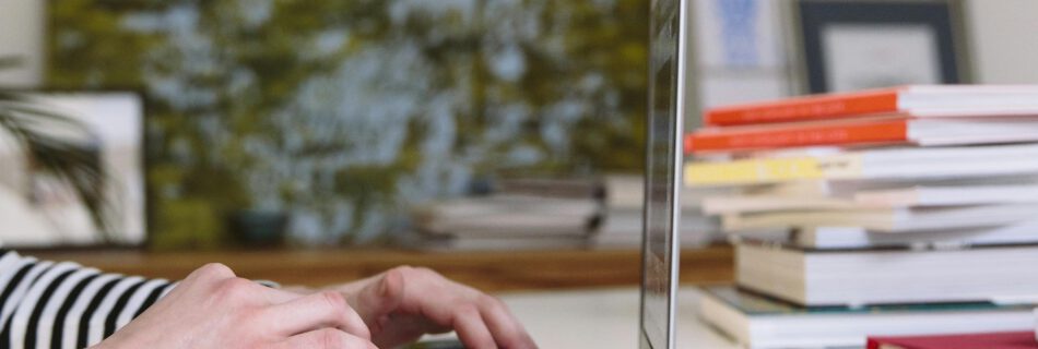 Redactando una nota de prensa en un ordenador